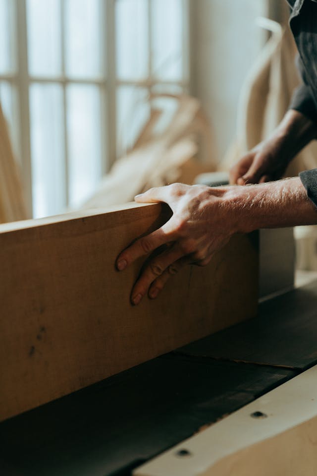 Photo découpe planche de bois menuiserie