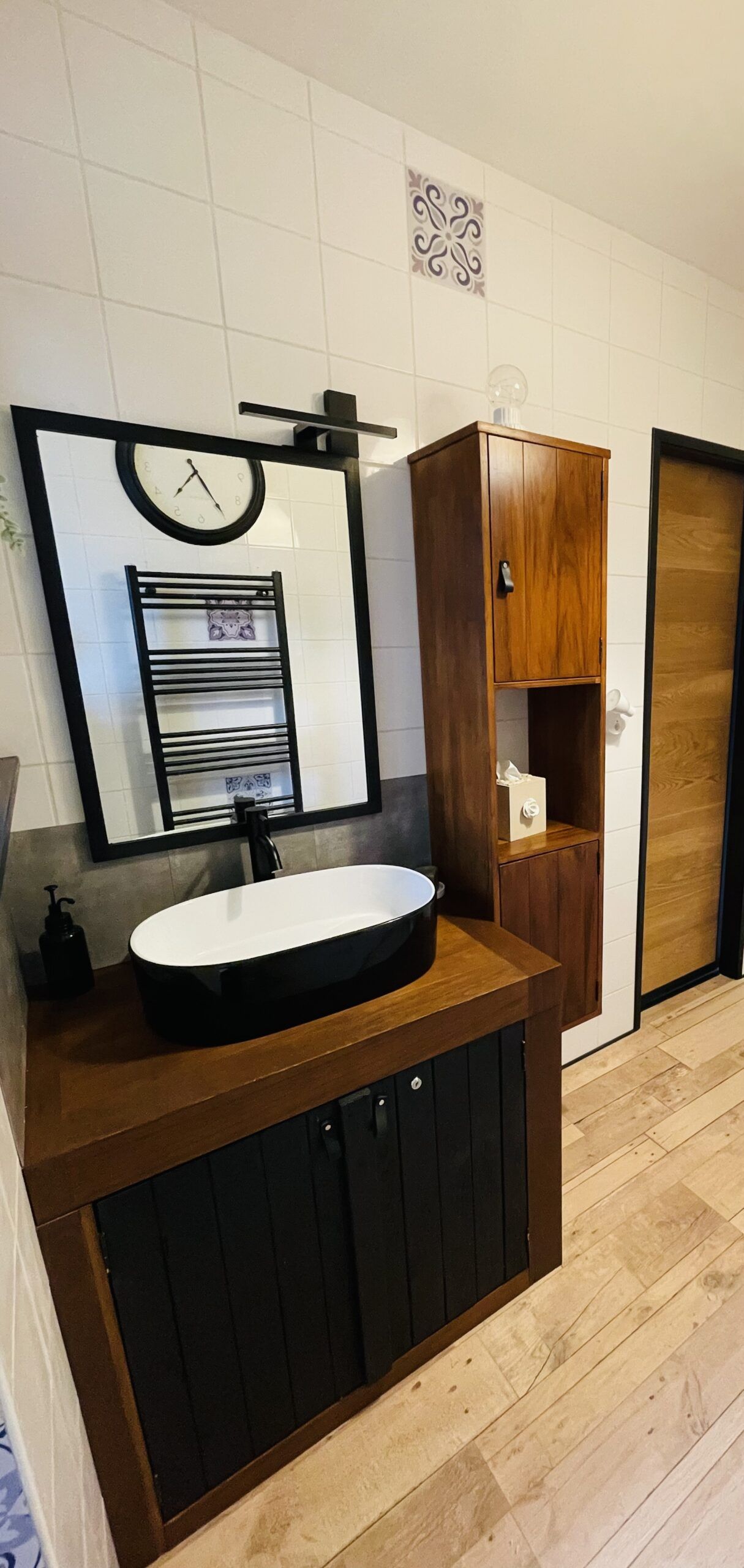 Photo de meubles de salle de bain avec un lavabo et miroir