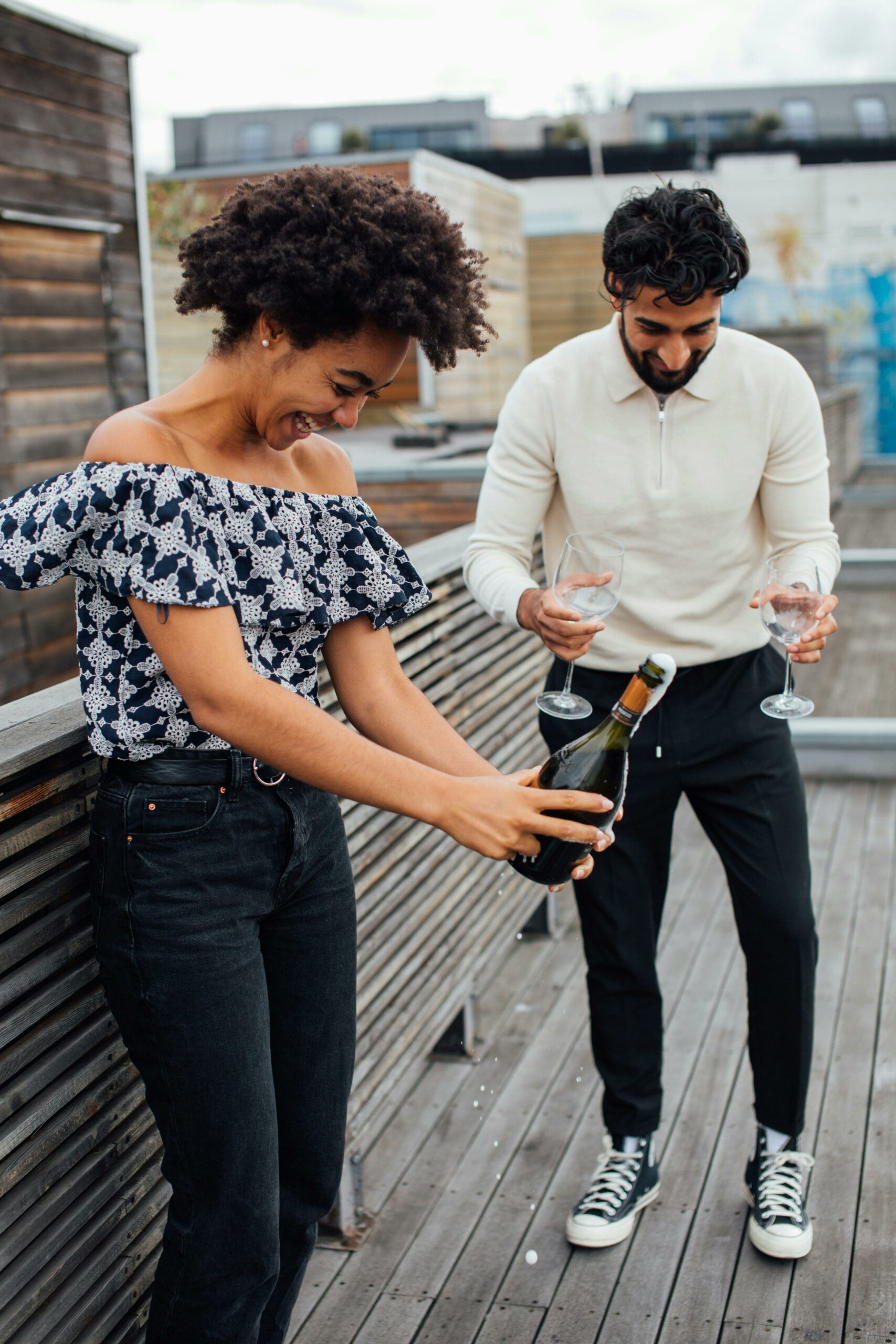 Photo de deux personnes sabrant le champagne après un projet de menuiserie terminé